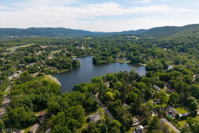 51 Zinnia Dr, Vernon Twp., NJ 07418
