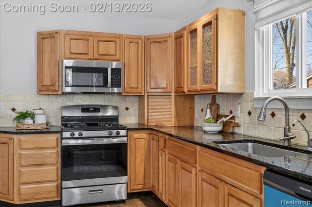 1155 Seabury Drive, Lake Orion, MI 48362