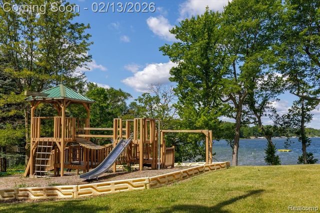 1155 Seabury Drive, Lake Orion, MI 48362