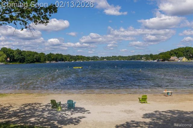 1155 Seabury Drive, Lake Orion, MI 48362