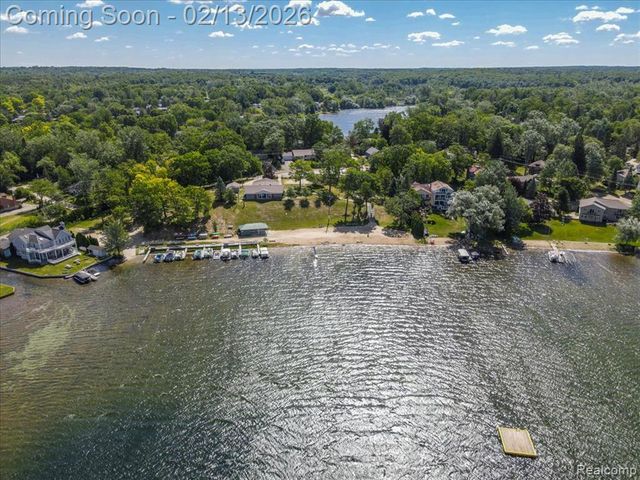 1155 Seabury Drive, Lake Orion, MI 48362