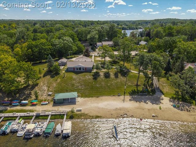 1155 Seabury Drive, Lake Orion, MI 48362