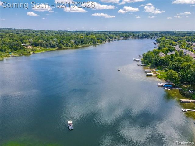 1155 Seabury Drive, Lake Orion, MI 48362