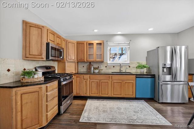 1155 Seabury Drive, Lake Orion, MI 48362