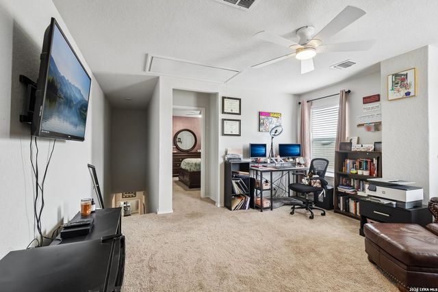 240 Middle Green, Floresville, TX 78114