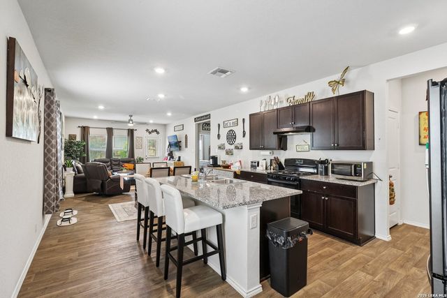 240 Middle Green, Floresville, TX 78114
