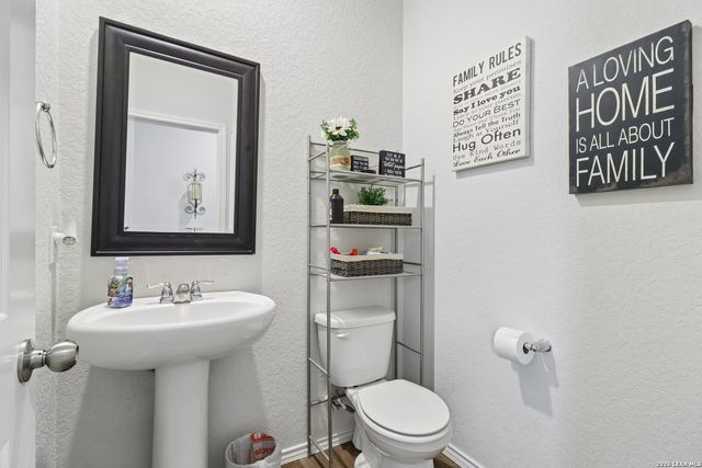 240 Middle Green, Floresville, TX 78114