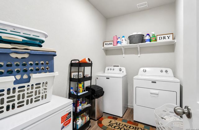 240 Middle Green, Floresville, TX 78114