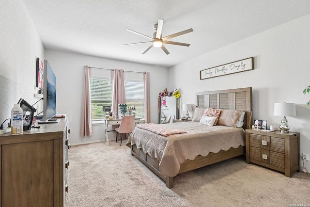 240 Middle Green, Floresville, TX 78114