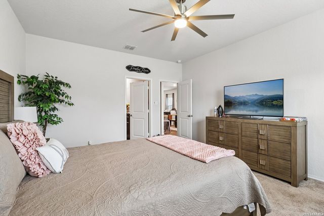 240 Middle Green, Floresville, TX 78114