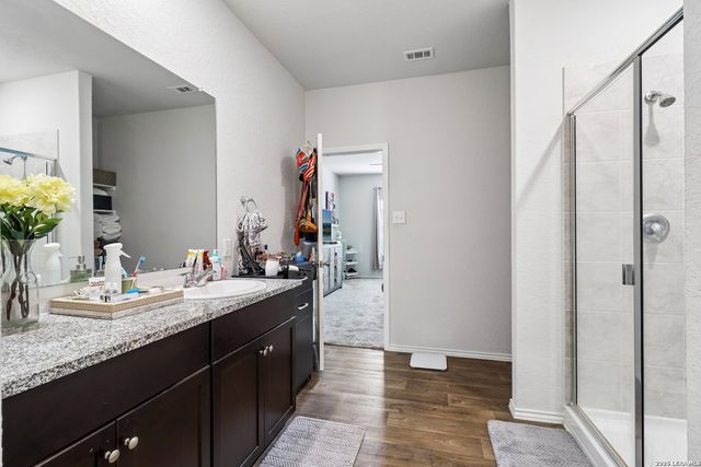 240 Middle Green, Floresville, TX 78114