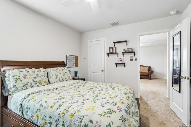240 Middle Green, Floresville, TX 78114