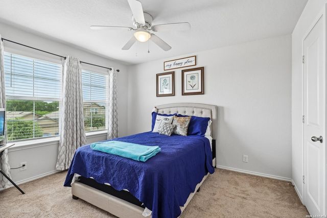 240 Middle Green, Floresville, TX 78114