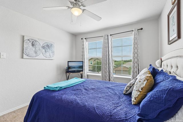 240 Middle Green, Floresville, TX 78114
