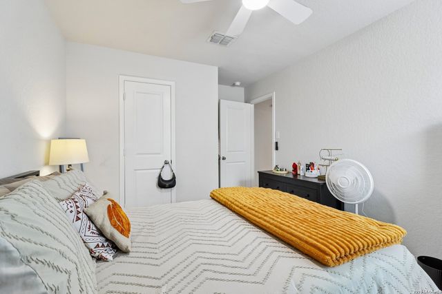 240 Middle Green, Floresville, TX 78114