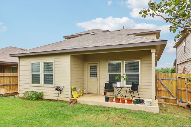 240 Middle Green, Floresville, TX 78114