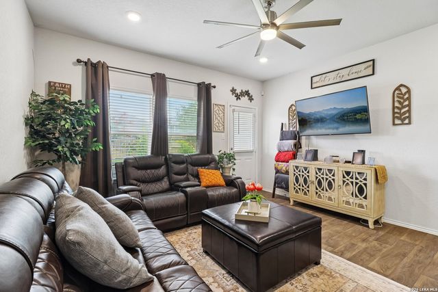 240 Middle Green, Floresville, TX 78114