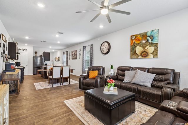 240 Middle Green, Floresville, TX 78114