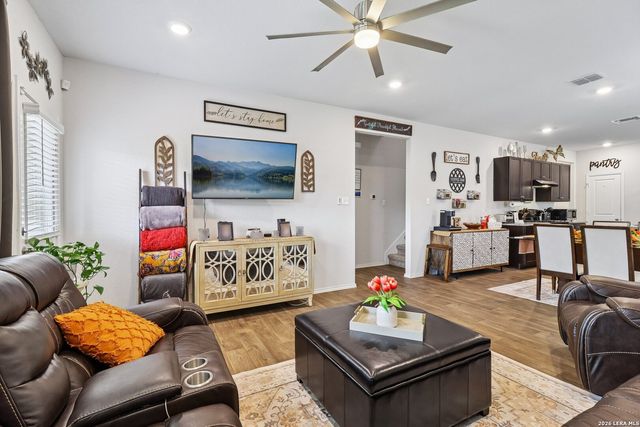 240 Middle Green, Floresville, TX 78114