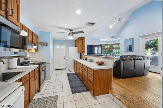 11 Lake Trail East, Wayne Twp., NJ 07470