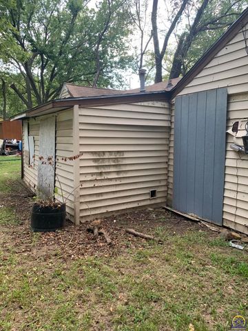 814 SE Highland AVE, Topeka, KS 66607