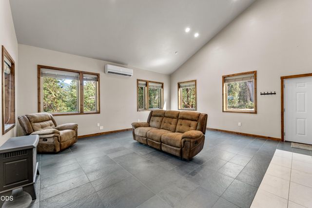 205 Witness Way, Rogue River, OR 97537