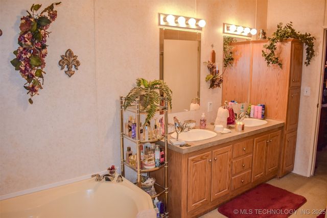 2418 E 2090 Road, Hugo, OK 74743