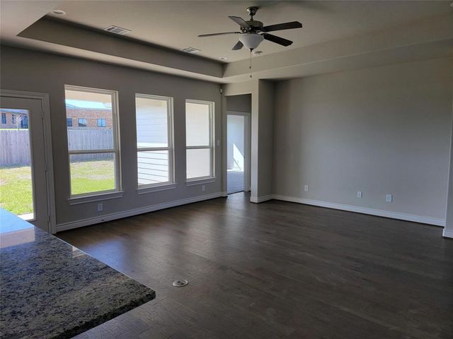 406 Hunters Crossing, Sealy, TX 77474