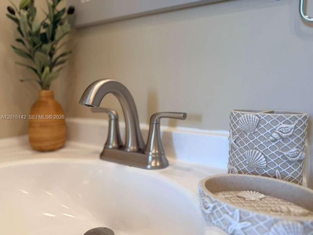 943 79th Ter 202, Miami Beach, FL 33141