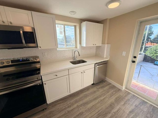 943 79th Ter 202, Miami Beach, FL 33141