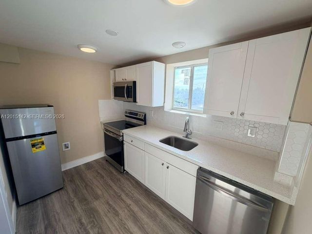 943 79th Ter 202, Miami Beach, FL 33141