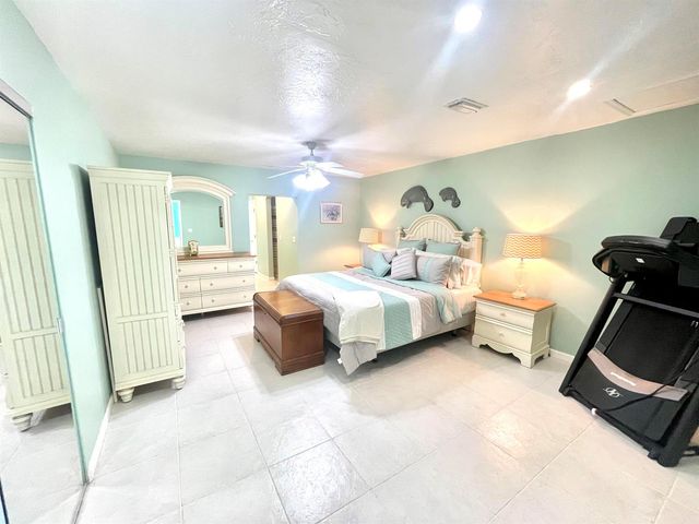 880 SE Degan Drive, Port St. Lucie, FL 34983