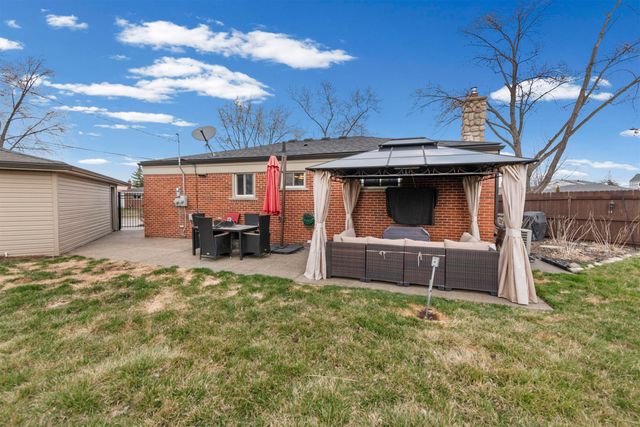 31819 Tanglewood Street, St Clair Shores, MI 48082