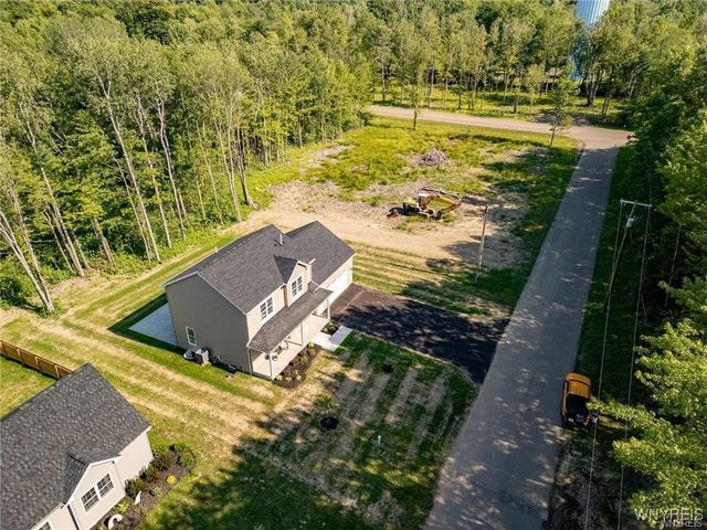 26 Rosalind Dr, Evans, NY 14006