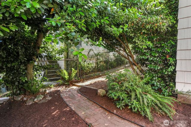 9118 Linden Avenue N, Seattle, WA 98103