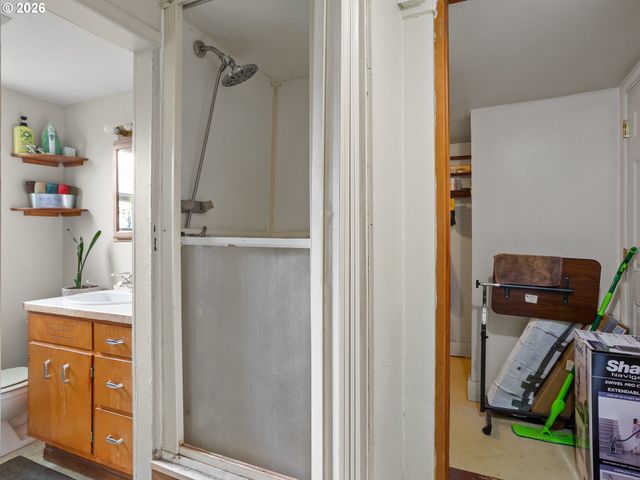 2216 E 18TH St, Vancouver, WA 98661