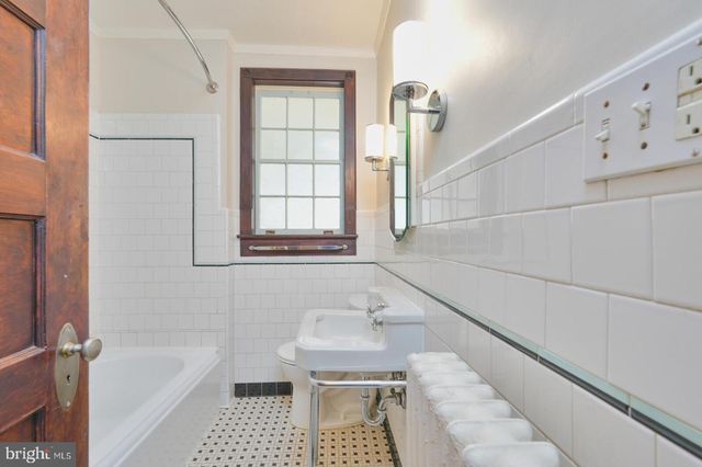 2428 TUNLAW RD NW, Washington, DC 20007