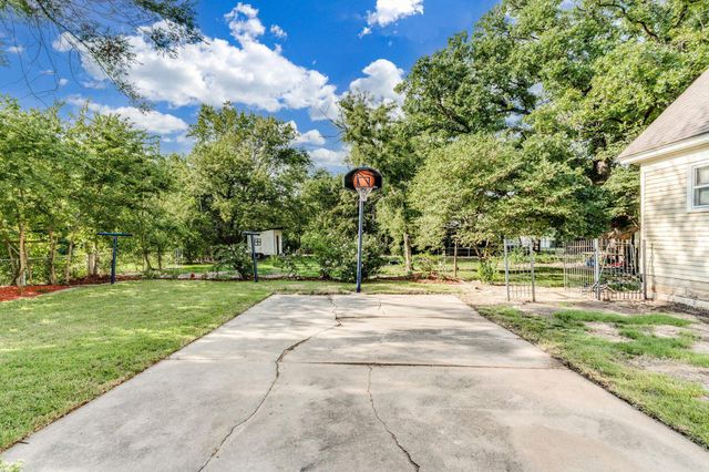 116 W 5th St, Valley Center, KS 67147