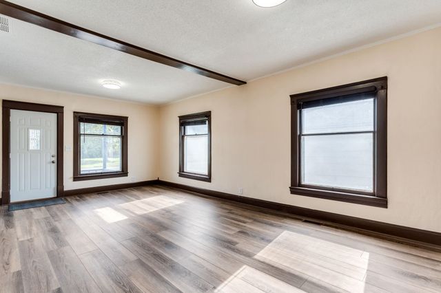 116 W 5th St, Valley Center, KS 67147