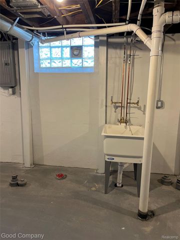 19745 Kelly Rd, Detroit, MI 48225