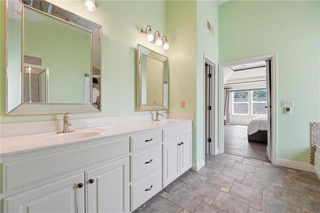 8808 N Oxford Avenue, Kansas City, MO 64157