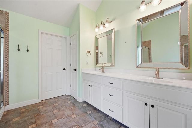 8808 N Oxford Avenue, Kansas City, MO 64157