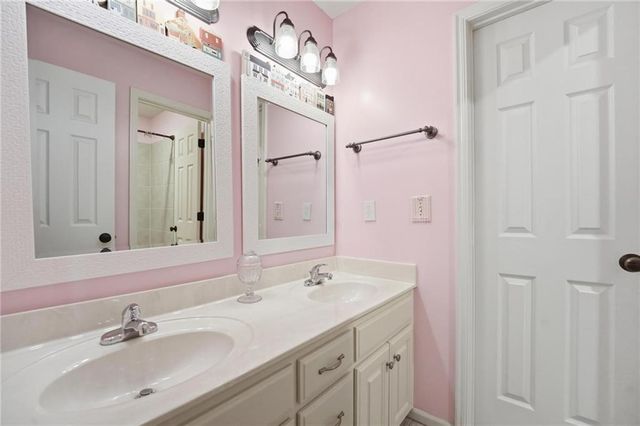 8808 N Oxford Avenue, Kansas City, MO 64157