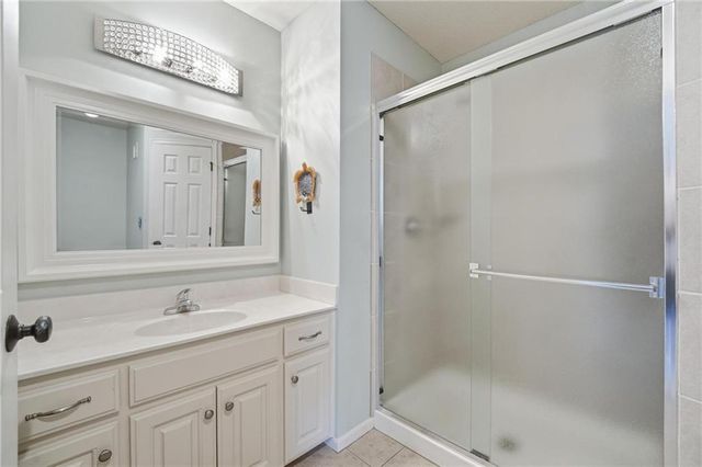8808 N Oxford Avenue, Kansas City, MO 64157