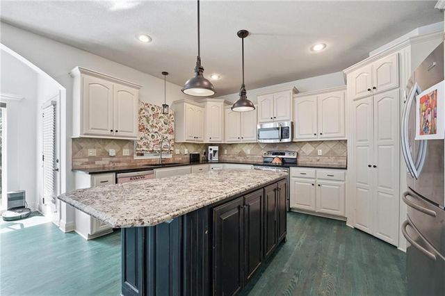 8808 N Oxford Avenue, Kansas City, MO 64157