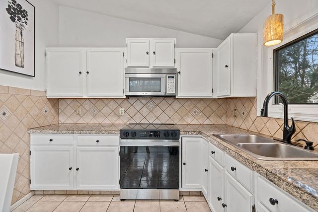 6 Tennyson Road, Warwick, RI 02888