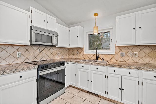 6 Tennyson Road, Warwick, RI 02888