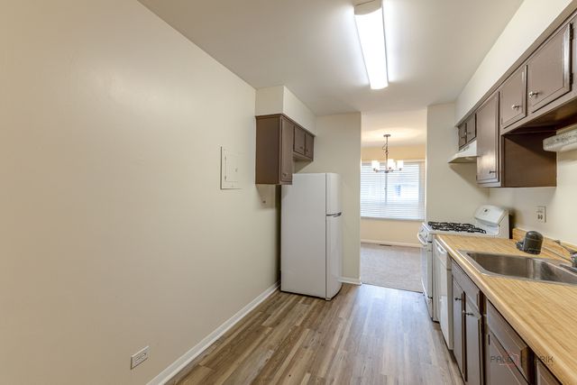 3100 Roberts Drive 5, Woodridge, IL 60517