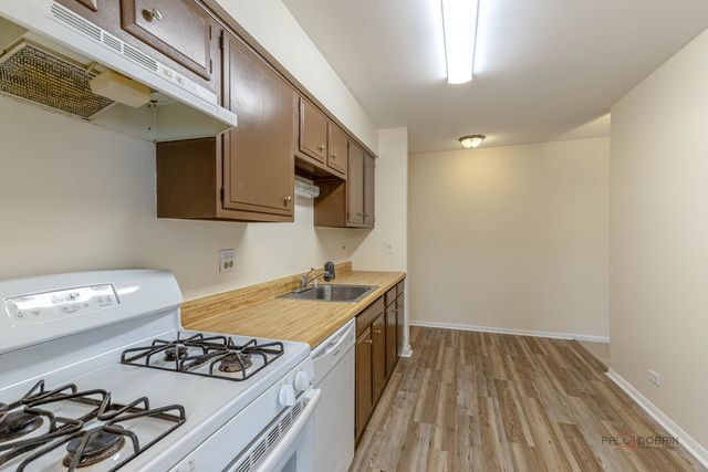 3100 Roberts Drive 5, Woodridge, IL 60517