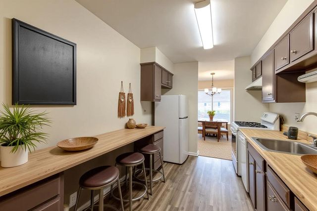 3100 Roberts Drive 5, Woodridge, IL 60517